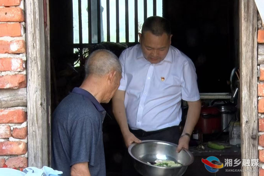 “蹭饭书记”邓光辉：一碗百家饭 浓浓乡土情