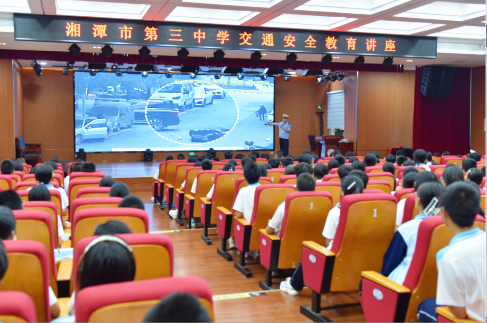 湘潭交警走进市三中 暖心守护上学路