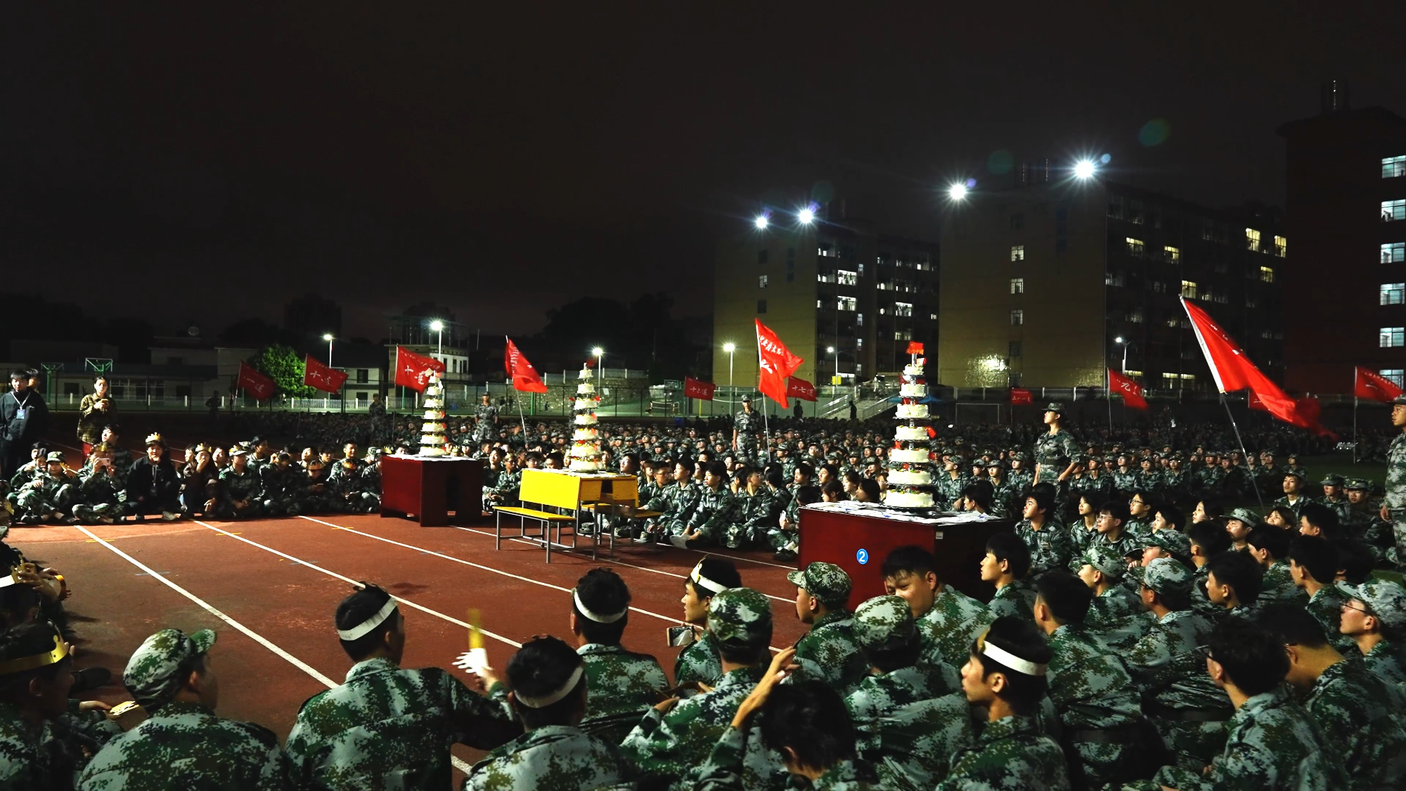 湖南理工职院两千余名新生军训场共庆集体生日