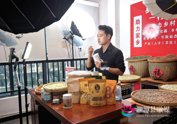 青春力量助农忙 “小杨书记”的乡村振兴新路径