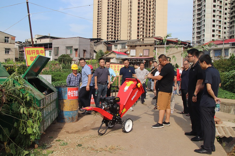 岳塘区开展菜地秸秆垃圾清运禁烧观摩交流活动