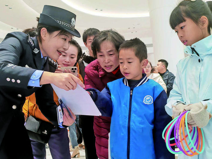 湘潭公安推动执法行为更规范、执法服务更暖心—— 以法治为笔，书写平安湘潭新篇章