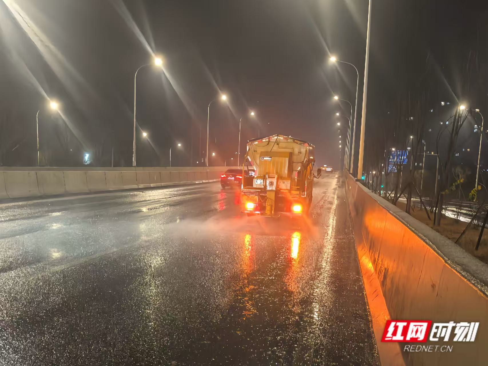 湘潭：寒潮里的奋战 他们为城市桥梁披上“防滑甲”