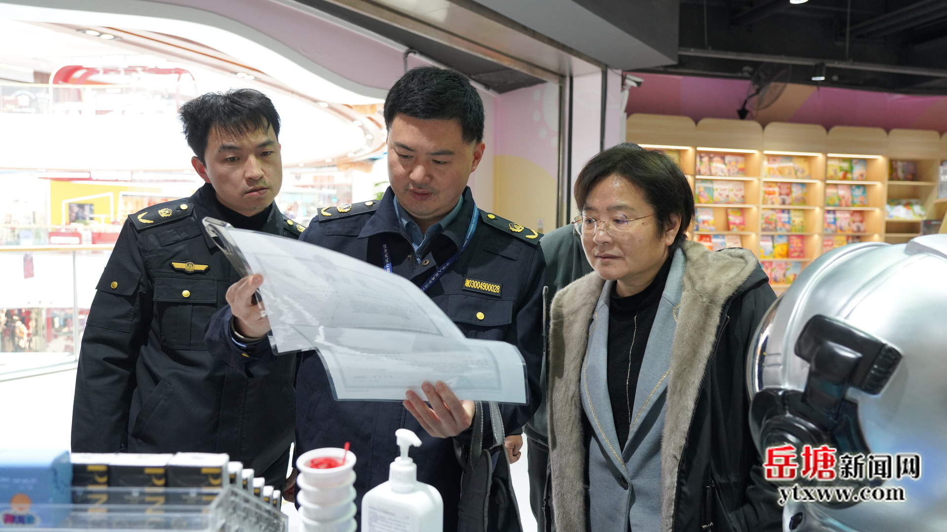 岳塘区开展节前文化市场安全生产、“扫黄打非”检查