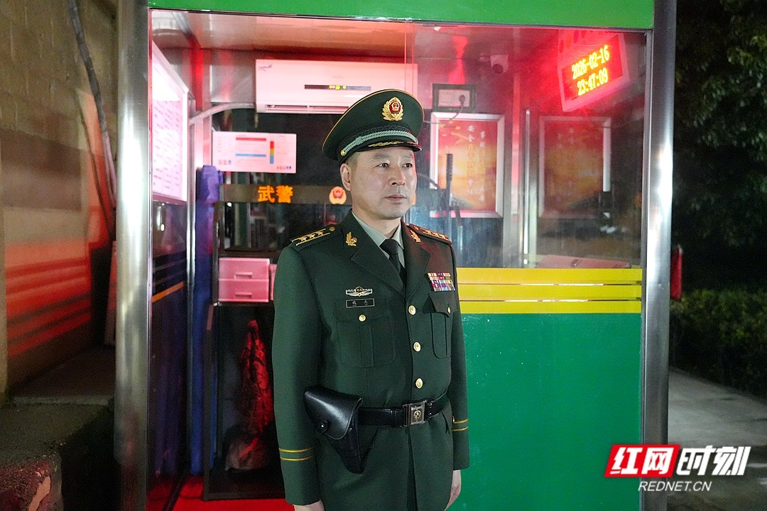 武警湘潭支队:除夕夜暖心岗 党员干部上哨位