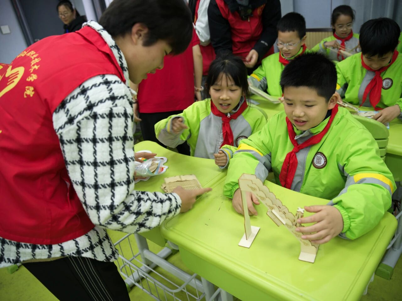 湖南城建职院：追“锋”筑路桥  薪火润童心