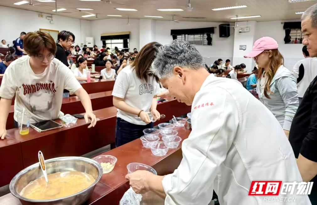 湘大艺术学院课堂来了一位湘菜大师