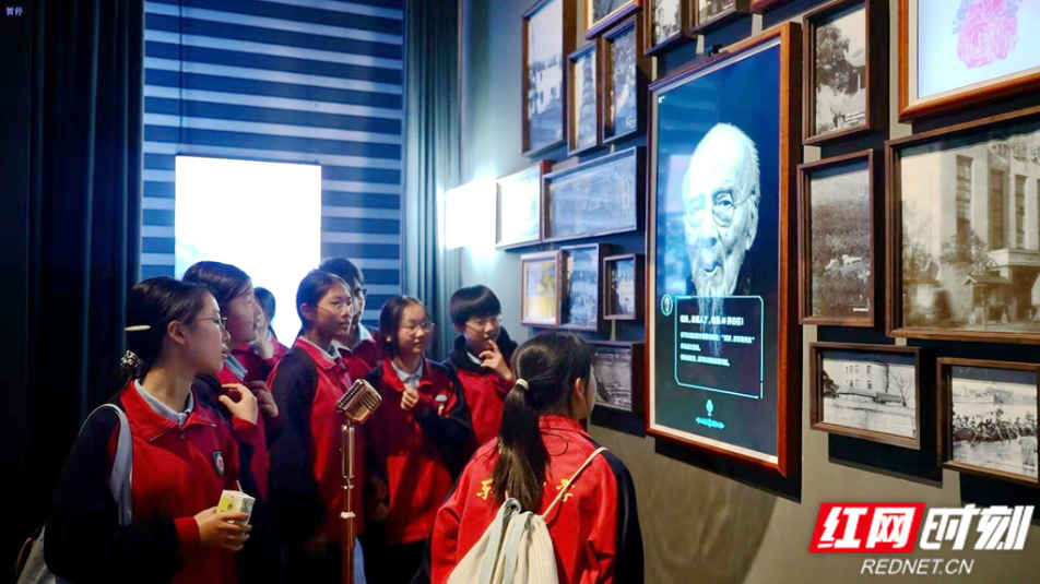 两千师生赴万楼 青春作伴研学行