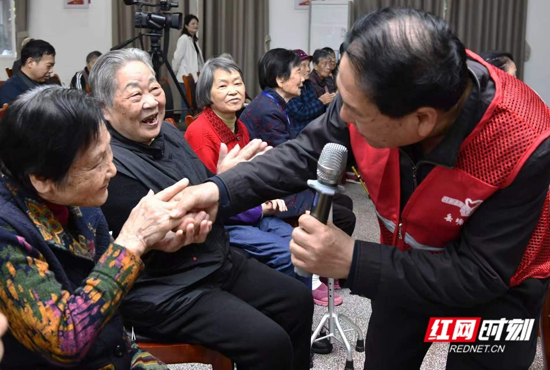岳塘区摄协开展庆“五一”文艺摄影志愿服务活动
