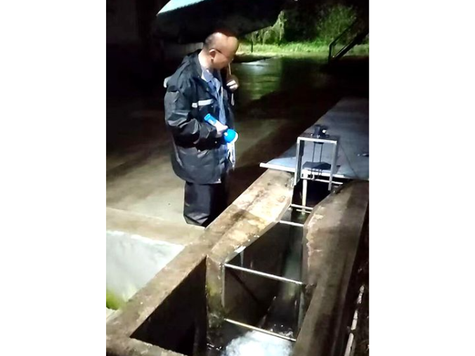 江麓集团：污水处理站员工雨夜奋战 保证设备正常运转