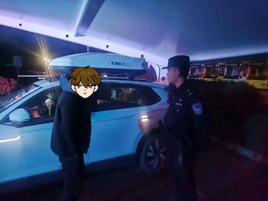 韶山民警深夜出警 帮外地游客揭穿电诈骗局