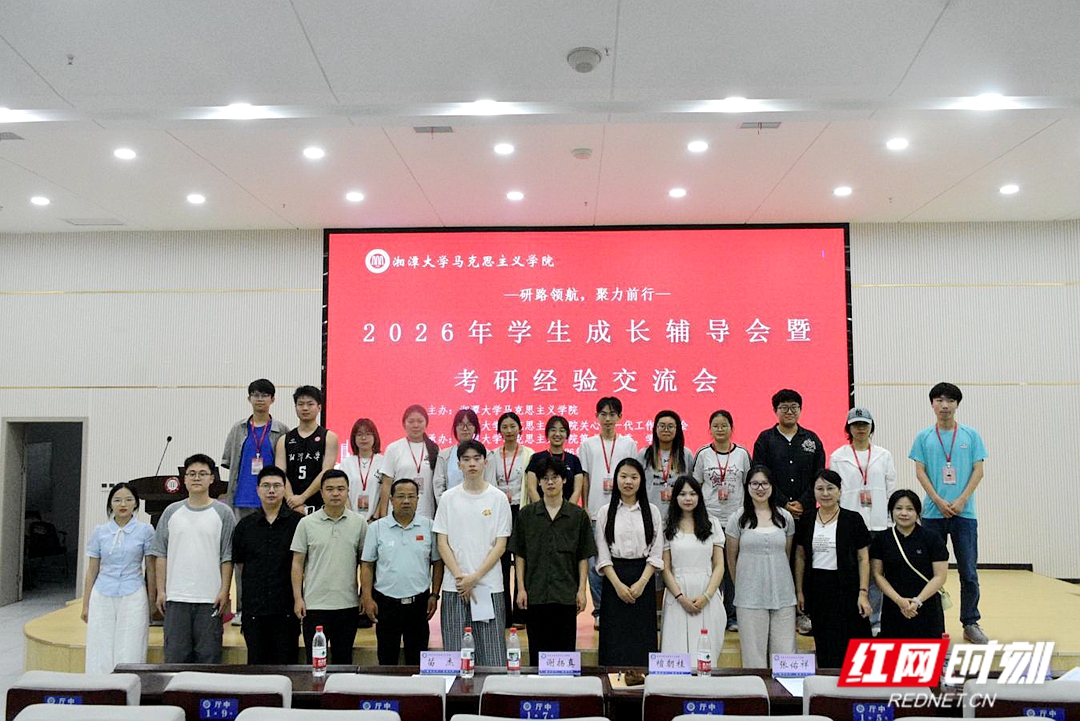 图为领导老师与工作人员合影.jpg 图为领导老师与工作人员合影.jpg