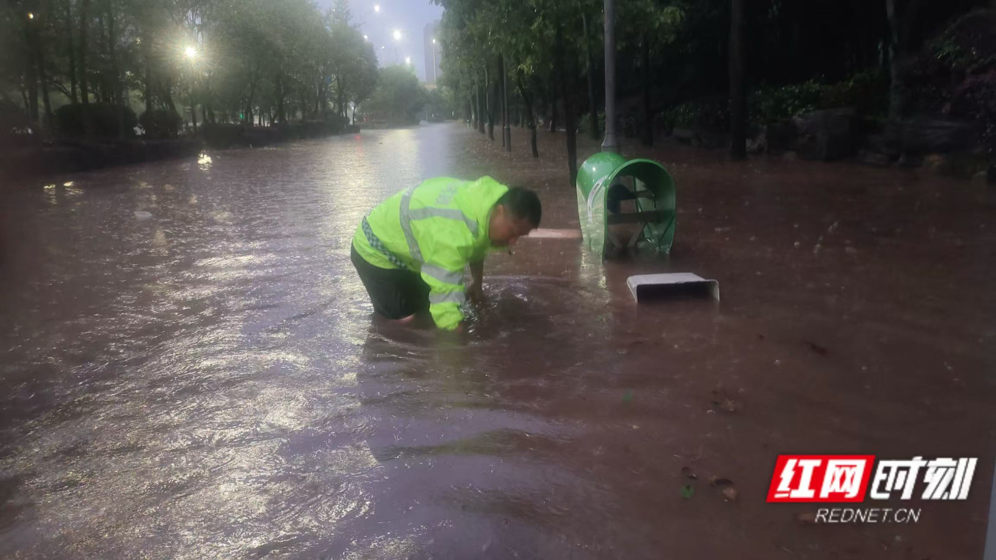 闻“汛”而动 雨夜逆行 湘潭市政连夜筑牢城区防涝防线