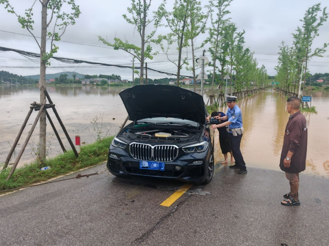 暴雨夜袭湘潭 湘潭交警用坚守护卫畅安
