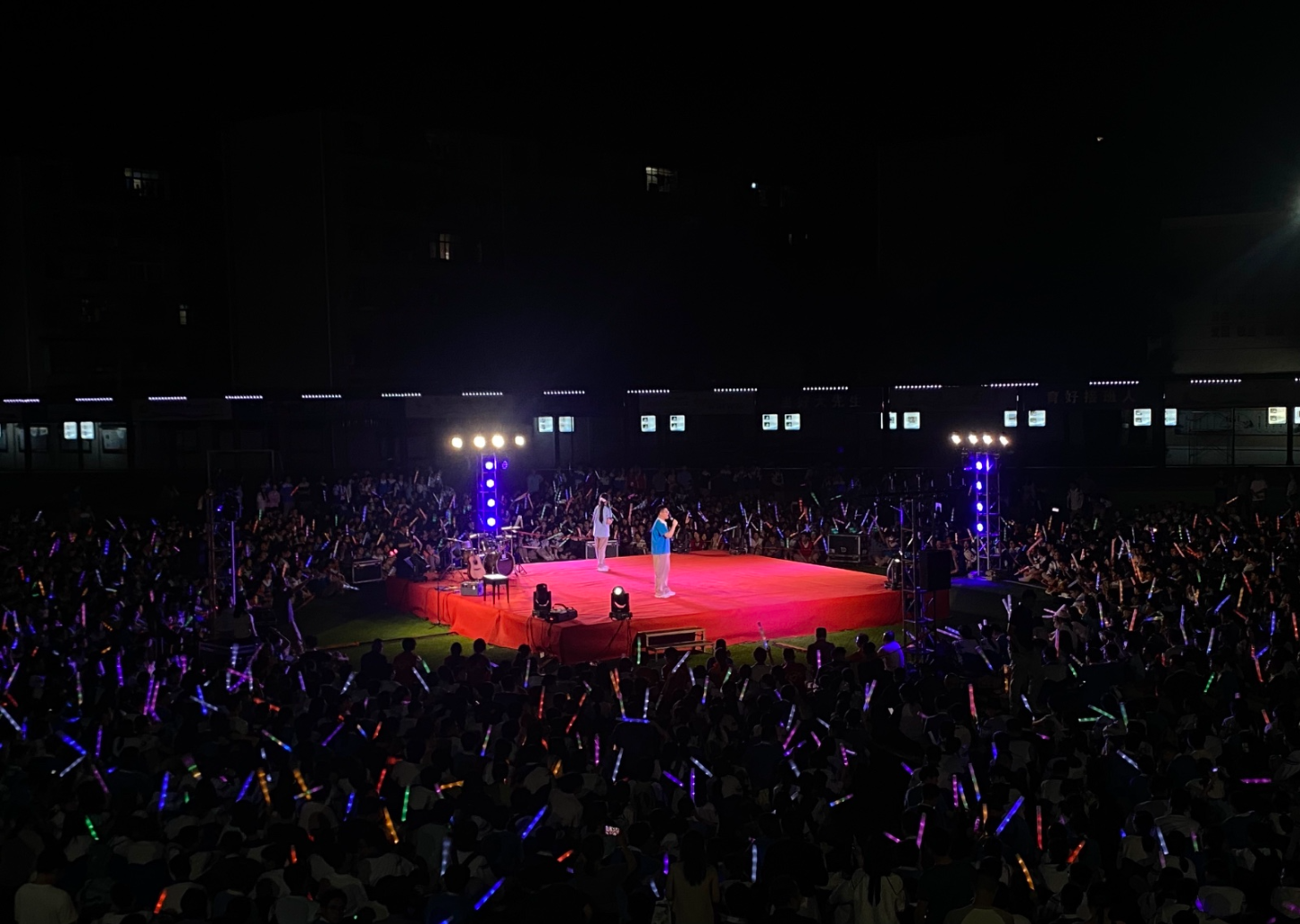 湘钢一中草坪音乐会暖心启幕 为高三学子高考助威