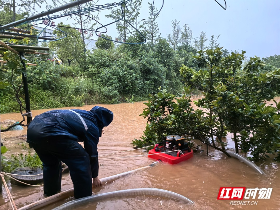 暴雨突袭 湘潭消防紧急排涝抢险