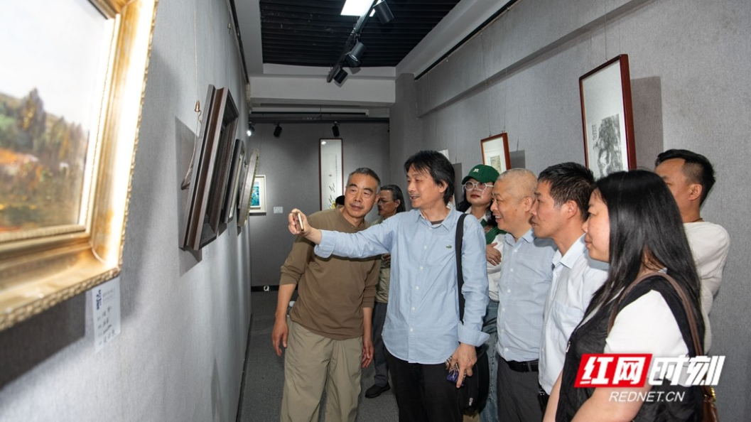 文艺莲城丨湘潭市首届小幅美术书法作品展在湘潭市工贸中专开幕