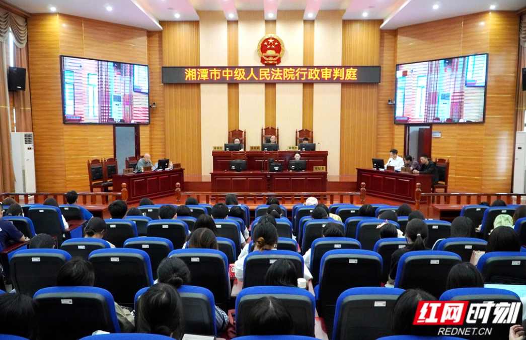 湘潭中院把庭审现场搬进高校 200余名大学生旁听