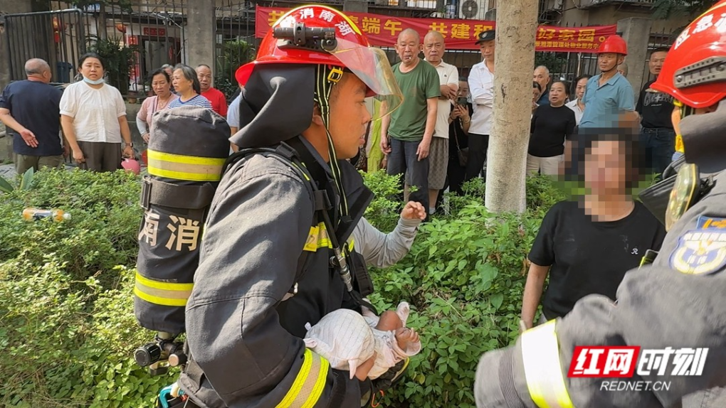 一民房起火 湘潭消防紧急救出3名被困人员