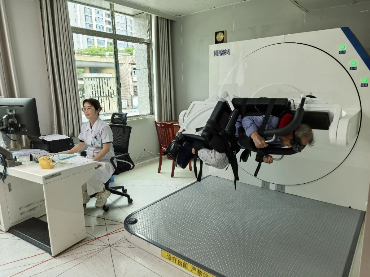 98岁老人耳石症眩晕 湘潭市第一人民医院精准复位一招定眩