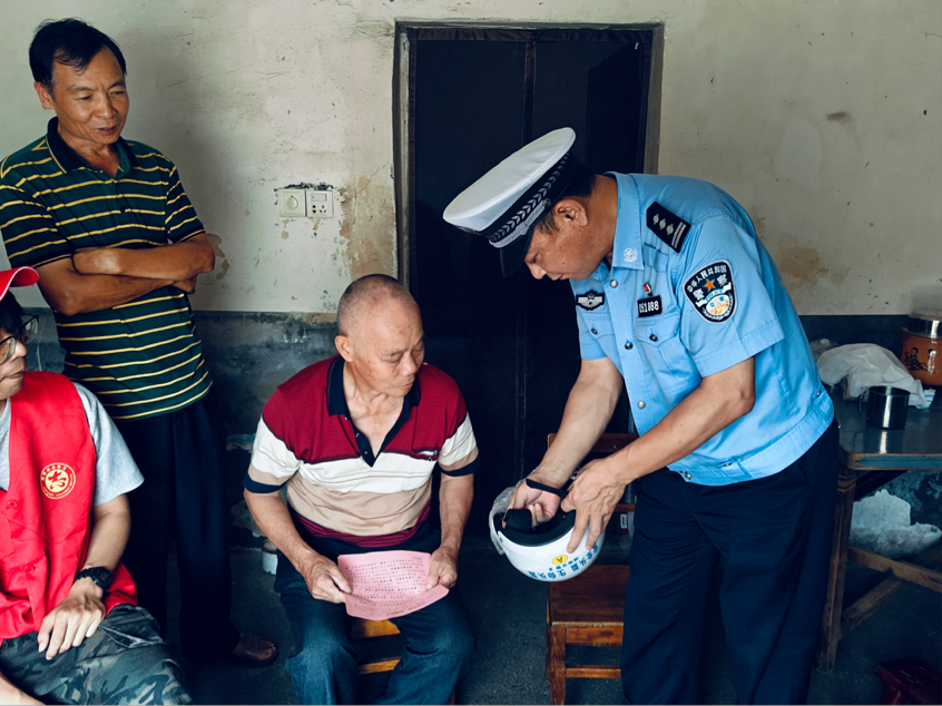 湘潭交警携手村干部与志愿者在潭衡路上送“银发”安全课入户