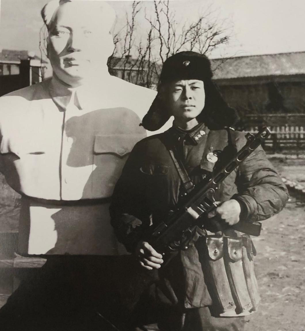 1961年4月，雷锋手持50式冲锋枪在毛主席塑像前留影。.png