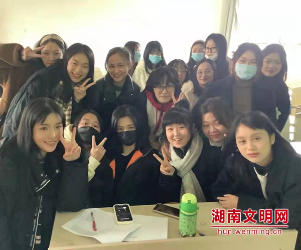 图片5 单陆冬栋与“立心”的同学们在一起jpg_副本.jpg