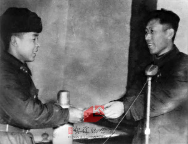 1960年5月22日，雷锋向抚顺市望花区和平人民公社捐款。（摄影：季增）_副本.jpg