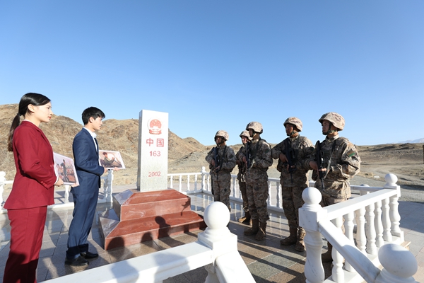 湖南雷锋纪念馆与新疆昌吉军分区某部共同开展的“感悟新时代 雷锋精神走边防”主题活动，在163号界碑，雷锋精神宣讲团为部队官兵讲述雷锋故事。_副本.jpg