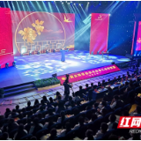 致敬道德模范，激发前进力量