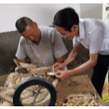 退休“厅官”当“村官”，就想在“人民最需要的地方”