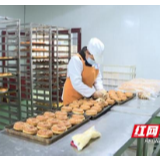 “小车间”让贫困群众端起家门口的“大饭碗”