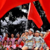 两会网评｜用红色基因滋养青少年成长