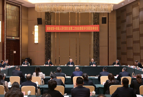 两会快评⑨：树牢正确政绩观，推动高质量发展