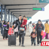 芙蓉国评论丨透过春运看中国 流动画卷活力足