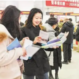 好评中国丨筑牢民生之基 托举亿万人“稳稳的幸福”