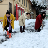 茫茫白雪中的闪亮星火 天心区赴邵阳县支教队开展铲雪除冰行动