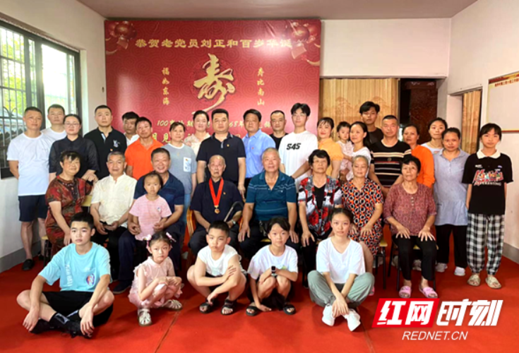 把关爱送到心坎上 长沙大托铺街道为百岁老人庆生