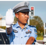 海报丨“桑拿天”里，他们为路畅人安撑起一片“绿荫”