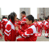 慈利县金慈实验小学：785名新生戴上红领巾