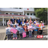 永定区法院到茅岩河镇中心学校开展爱心帮扶活动