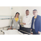 张家界金海实验学校看望慰问受伤家长