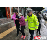 游客意外受伤 武陵源交警平安护航