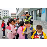 张家界交警一大队深入农村学校开展交通安全宣传活动