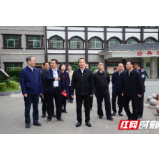 许显辉在永定区参加省人大代表小组活动