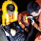 张家界：凌晨女子溺水 消防跳入寒冷水中救人