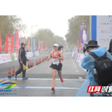 张家界女选手邓超群荣获常德柳叶湖国际马拉松赛亚军