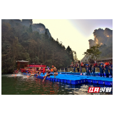 张家界宝峰湖冬泳赛举行   为“冬游张家界”添一把火