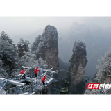 张家界武陵源：寒潮冰雪天 索道巡检忙