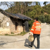 大山深处移动的靓丽风景画